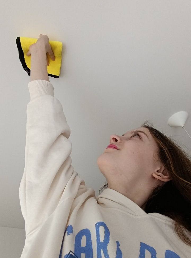 как помыть натяжной потолок