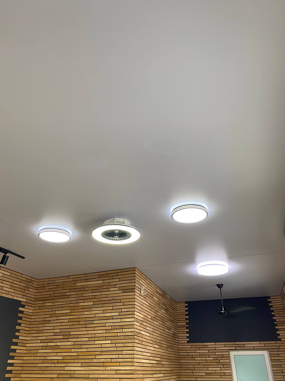 монтаж натяжного потолка в продуктовом магазине