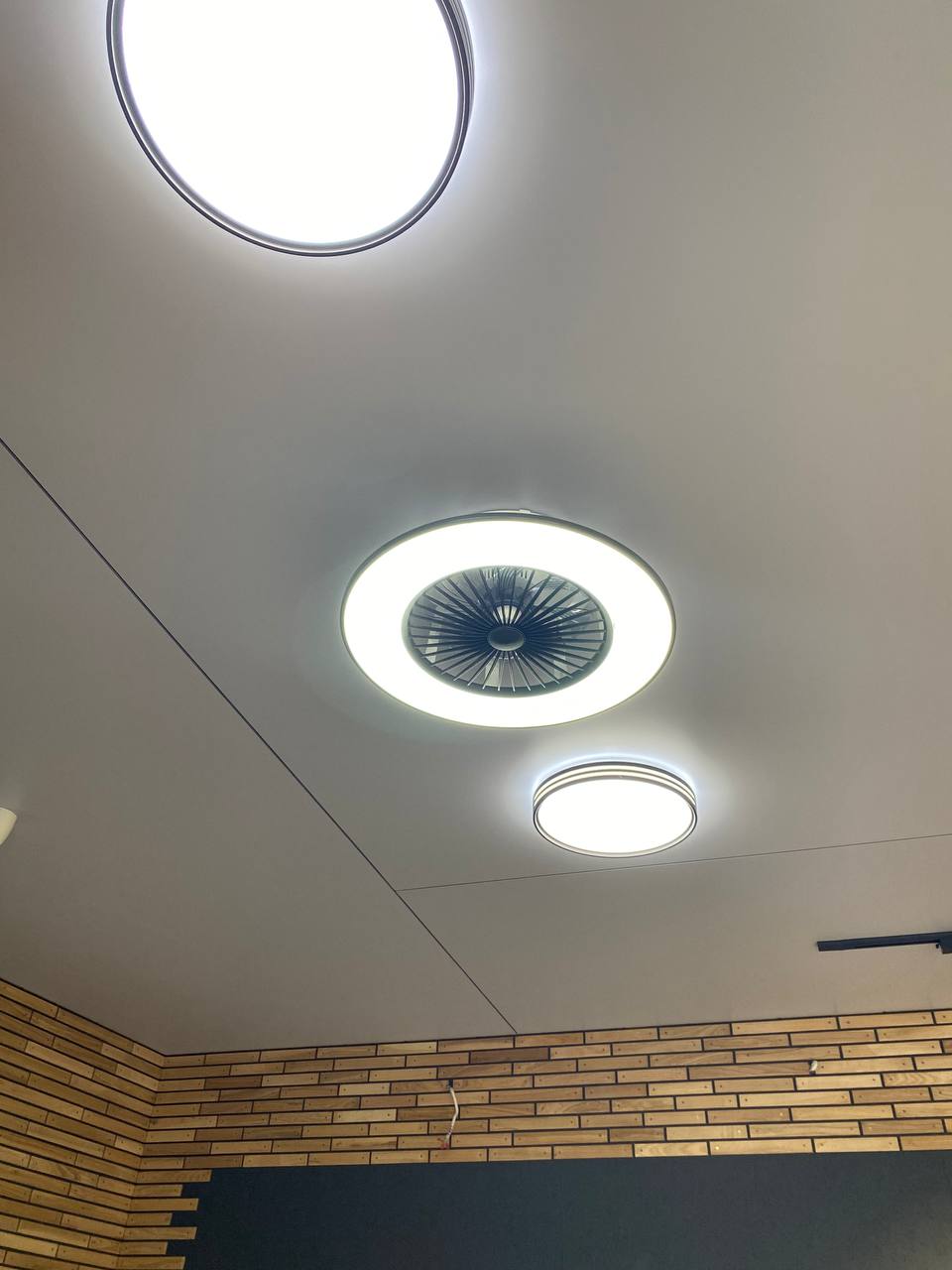 монтаж натяжного потолка в продуктовом магазине