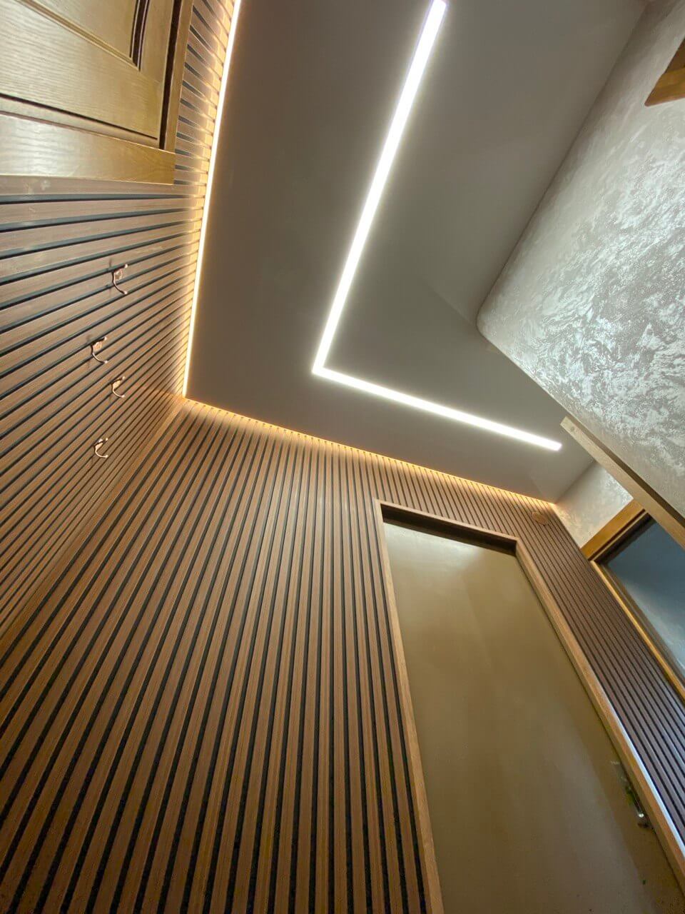 глянцевый натяжной потолок с парящей подсветкой