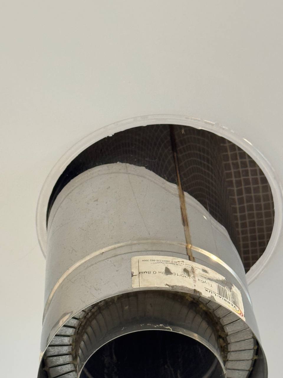 виправлення недоліків при встановленні натяжної стелі
